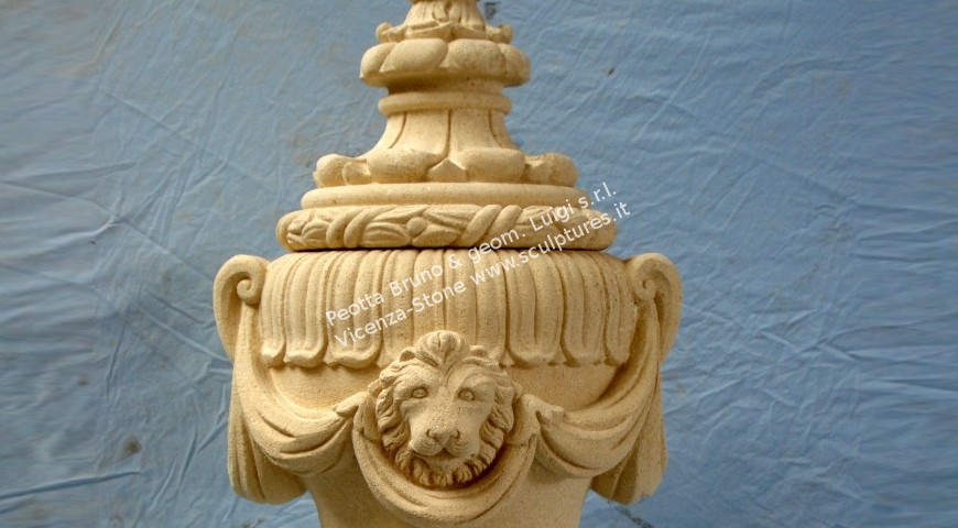 207 Finial with lions and draps