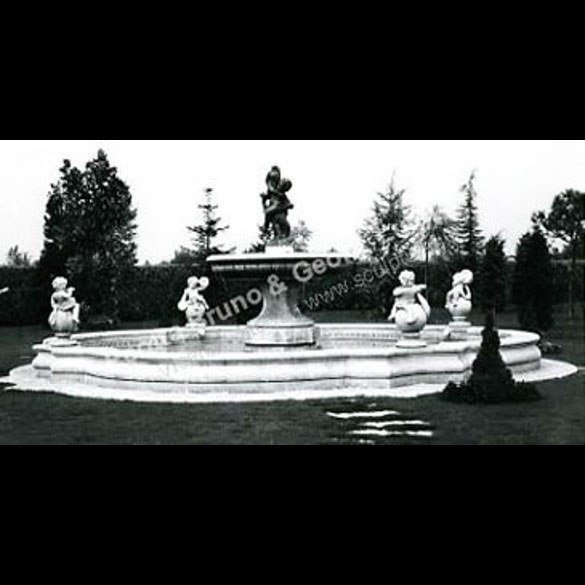 033 Large Putti Fountain