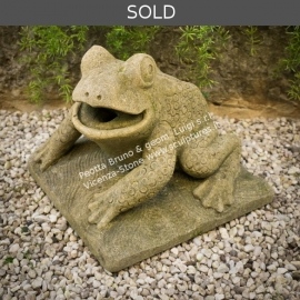 R047 Frog Sculpture